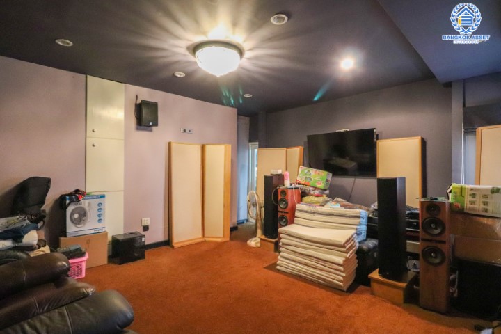 *****บ้านเดี่ยวทำเลใจกลางเมือง ม.เศรษฐสิริ งามวงศ์วาน-ประชาชื่น หลังมุม (ตรงข้าม ม.ธุรกิจบัณฑิตย์) บ้านหลังใหญ่ เนื้อที่ 77.8 ตร.ว. ฟังก์ชัน 5 ห้องนอน 4 ห้องน้ำ 2 ที่จอดรถ พื้นที่ใช้สอยเกือบ 250 ตร.ม. หน้าโครงการติดถนนประชาชื่น เชื่อมต่อถนนหลายสาย ใกล้เดอะมอลล์ฯ และจุดขึ้นทางด่วนงามวงศ์วาน